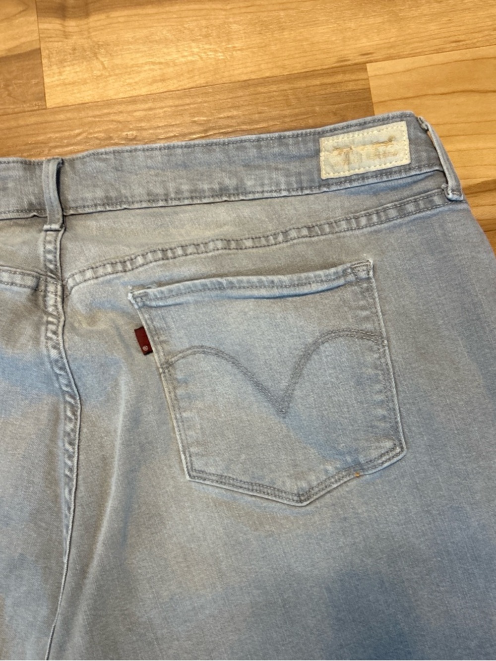Levi’s Light Wash Women’s Jeans - Classic Straight Leg - Picture 4 of 4